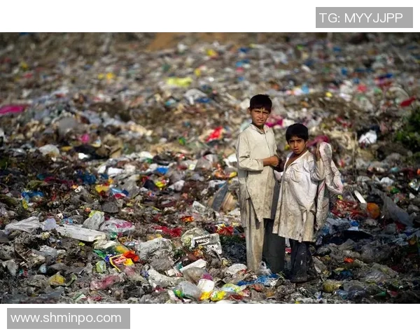 捡垃圾的足球明星们：那些在绿茵场上默默奉献的无名英雄