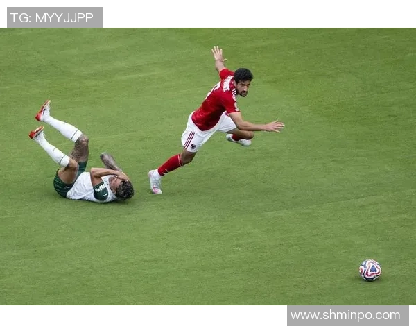 足球场上悲剧的背后:那些因撞击致命的球星与不可忽视的安全隐患 足球场上悲剧的背后:那些因撞击致命的球星与不可忽视的安全隐患